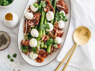 Salade d'asperges, mozzarella et jambon cru