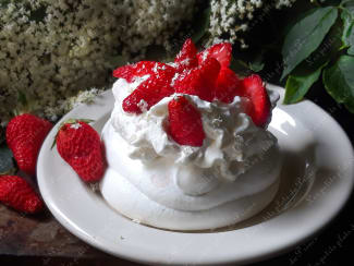 Pavlova fraise et fleurs de sureau