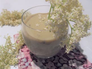Sirop, gelée, beignets des recettes avec des fleurs de sureau