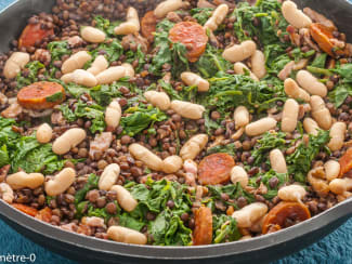 Lentilles aux haricots blancs, épinards et lardons