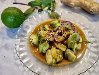 Salade fraîcheur concombre avocat, sauce carotte gingembre