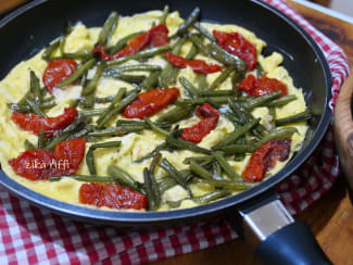 Omelette aux haricots verts et tomates séchées