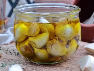 Gousses d'ail confit à l'huile d'olive
