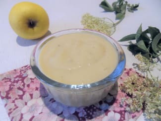 Sirop, gelée, beignets des recettes avec des fleurs de sureau