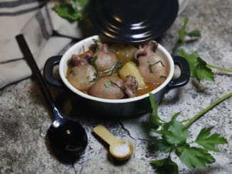 Ragoût de petites seiches au vin rouge