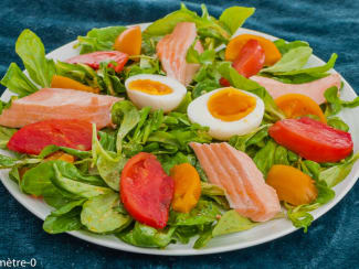 Salade de saumon aux tomates anciennes