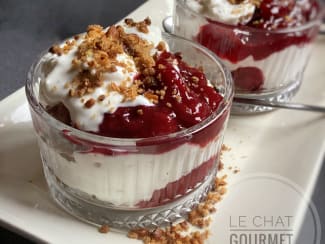 Crumble aux noix, compote de fruits et crème de Yottam Ottolenghi