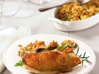 Suprême de pintade confit au miel et duo de carottes et courgettes en crumble