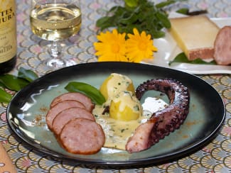 Saucisse de Morteau, poulpe cuit, crème de Comté à l'ail des ours