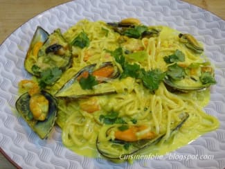 Moules et nouilles chinoises au curry et lait de coco