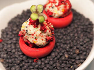 Macaron à la betterave, rillette de loup de mer et calamansi