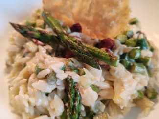 Orzo crémeux aux légumes croquants, noisettes torréfiées et tuile de parmesan