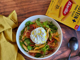 Penne pesto rosso et bacon croustillant