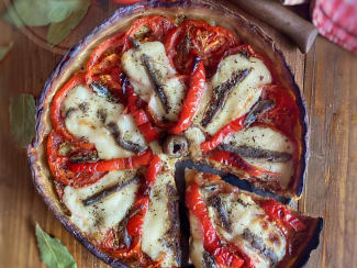 Tarte aux tomates, poivrons, mozzarella et anchois