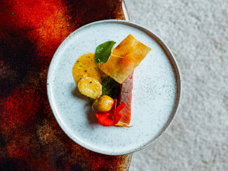 Truite saumonée, pesto de roquette et pommes grenailles