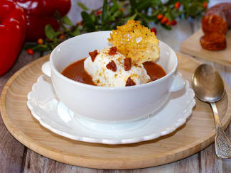 Ile flottante aux poivrons, chorizo et tuile de parmesan