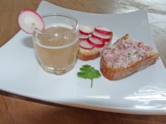 Shot de réjuvélac radis-coriandre et sa tartine