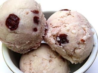 Crème glacée à la cerise Amarena, aux éclats de cerises et coulis