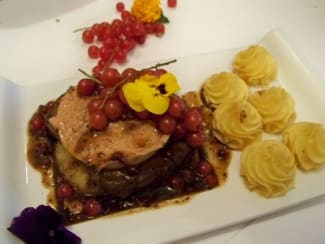 Tournedos Rossini aux baies roses, sauce onctueuse au Floc de Gasconne et aux groseilles