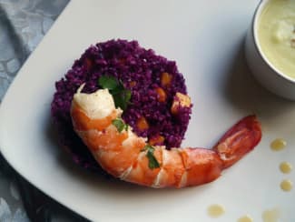 Salade de chou rouge aux fruits exotiques et ses crevettes géantes