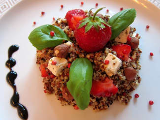 Salade de quinoa, fraises et feta avec sa sauce balsamique