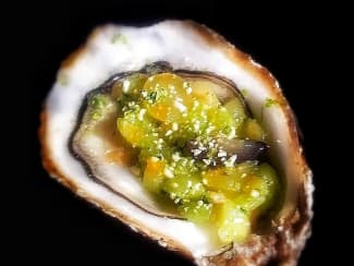 Huîtres au tartare de kiwi et raisin