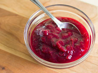 Confiture Et Airelles D'airelle Dans Des Bols En Verre Au-dessus