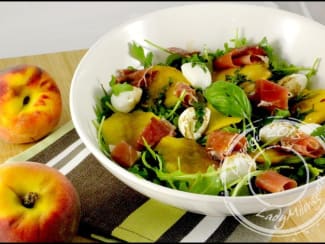 Salade caprese de pêche et jambon de Parme à la Jamie Oliver