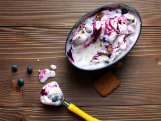 Frozen Yogurt façon cheesecake spéculoos-myrtilles