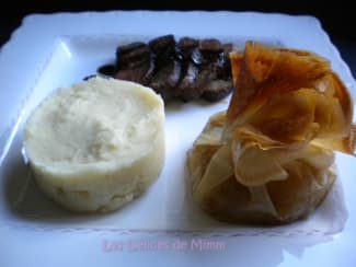 Magret de canard au miel, aumônière de pommes caramélisées et purée de panais