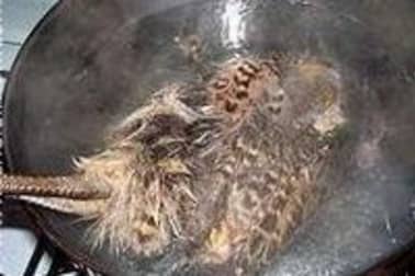 Plumer une poule faisane par immersion - Etape 5