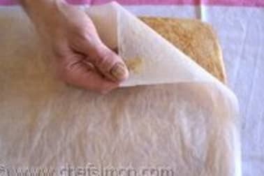 Biscuit roulé aux graines de pavot - Garnir et rouler le biscuit - Etape 3