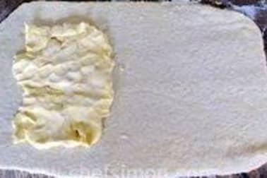 Croissants et pains au chocolat - Le tourage en portefeuille - Etape 1