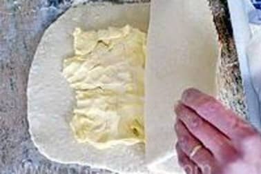 Croissants et pains au chocolat - Le tourage en portefeuille - Etape 2