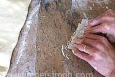 Croissants et pains au chocolat - Le tourage en portefeuille - Etape 4