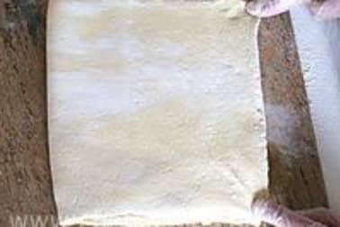 Croissants et pains au chocolat - Le tourage en portefeuille - Etape 7