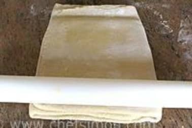 Croissants et pains au chocolat - Le tourage en portefeuille - Etape 8