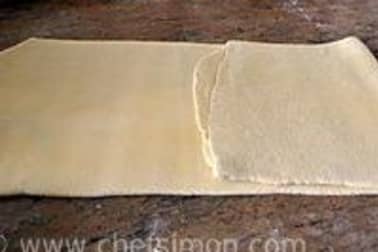 Croissants et pains au chocolat - Le tourage en portefeuille - Etape 10