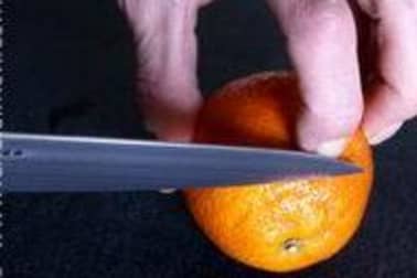 Peler une orange à vif - Etape 1