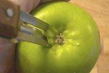 Eplucher et évider une pomme - Etape 1