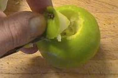 Eplucher et évider une pomme - Etape 2