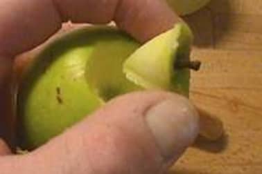 Eplucher et évider une pomme - Etape 3