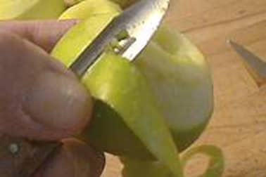 Eplucher et évider une pomme - Etape 4