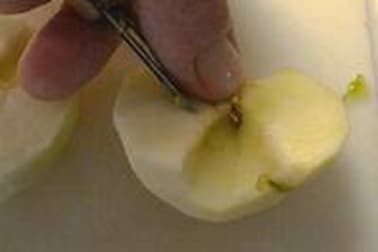 Eplucher et évider une pomme - Etape 7