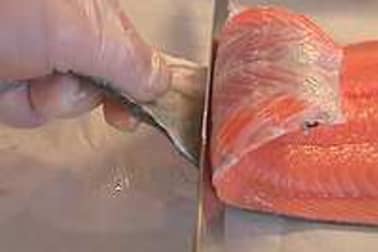 Oter la peau et dégraisser un filet de saumon - Etape 4