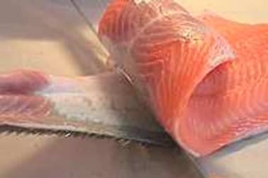 Oter la peau et dégraisser un filet de saumon - Etape 5