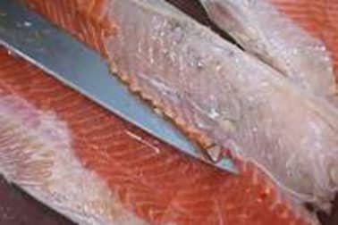 Oter la peau et dégraisser un filet de saumon - Etape 1