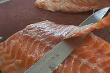 Oter la peau et dégraisser un filet de saumon - Etape 8