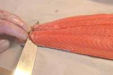 Oter la peau et dégraisser un filet de saumon - Etape 2