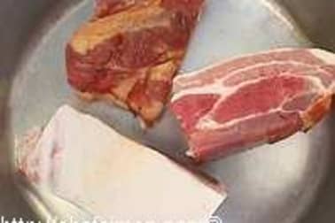 Détailler de la poitrine fraîche en lardons - Etape 1